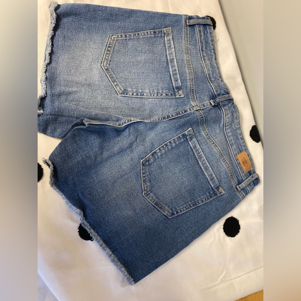 Mid Rise High-Low Shorts - Picture 6 of 6